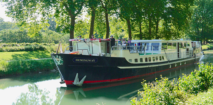 La Barcaza Hemingway navegando plácidamente por uno de los bellos Canales de Francia CRUCEROS FLUVIALES DE LUJO CRUCEROS EN BARCAZA HEMINGWAY CRUCEROS BORGOÑA BOURGOGNE CRUISES BURGUNDY BARGE CRUISES